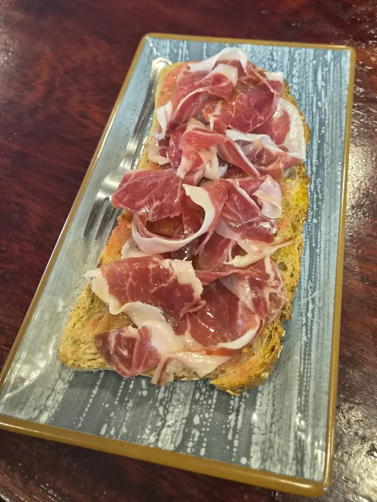 Tostada de tomate con jamón