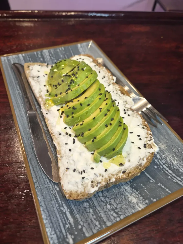 Tostada con queso crema y aguacate