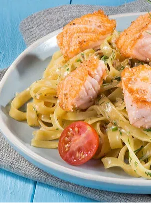 Bandnudeln mit Lachs
