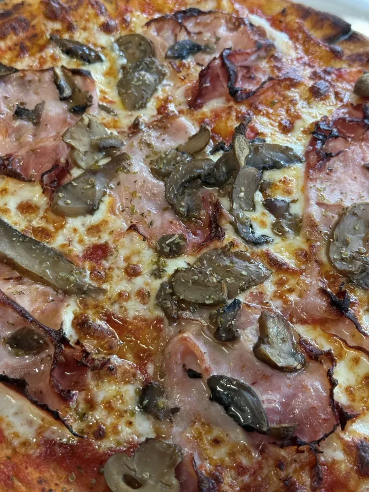 Ham & mushroom pizza