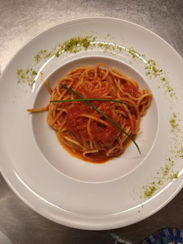 Pasta with tomato sauce, meat sauce or with butter
