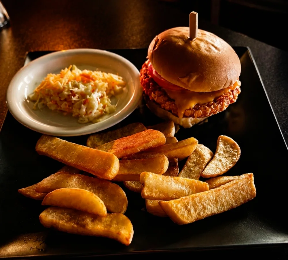 CRISPY CHICKEN BURGER mit STEAKHOUSE FRIES