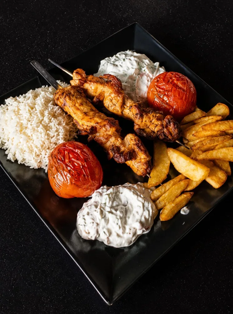 CHICKEN SPIESS 2 HAEHNCHENFLEISCH MIT REIS ODER STEAKFRIES UND TZATZIKI ODER AUBERGINENSALAT