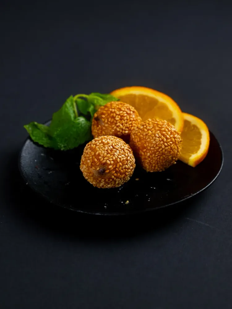 FRITTIERTE SÜSSE SESAMBÄLLCHEN