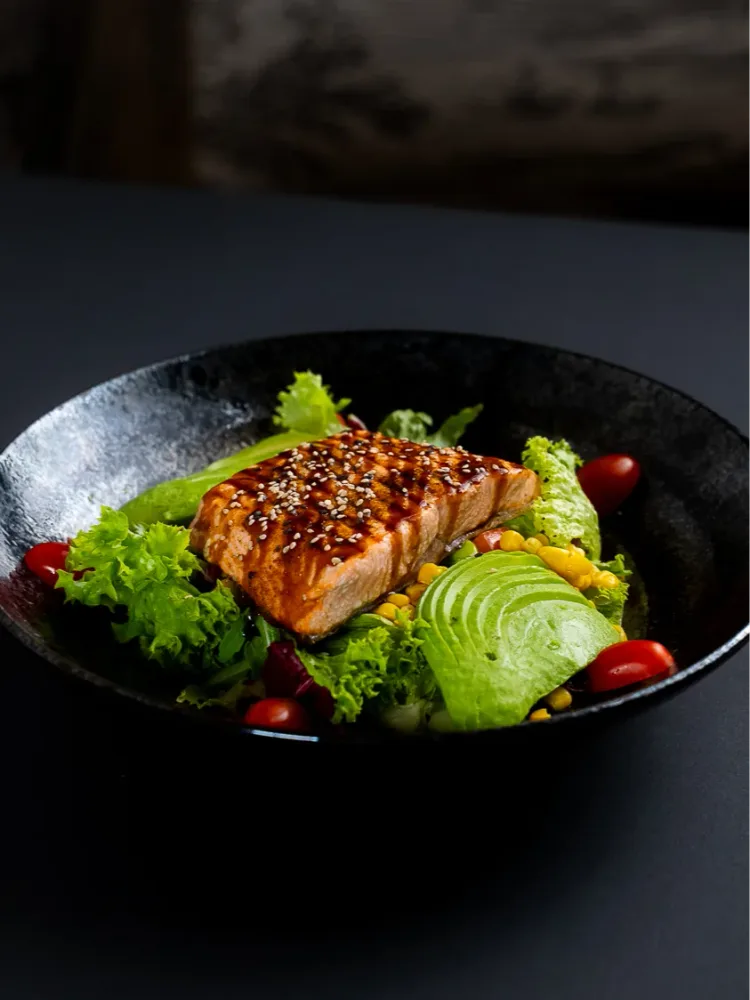 GEGRILLTES LACHSFILET-SALAT