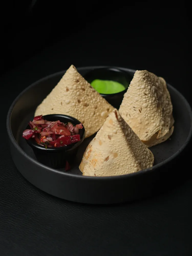 Pappadum con salsa e chutney di menta