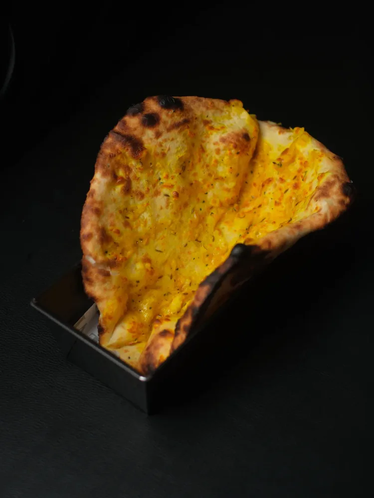 Naan al formaggio