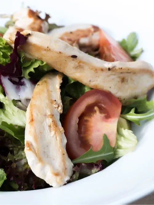 Salat mit gegrillten Hühnerbruststreifen