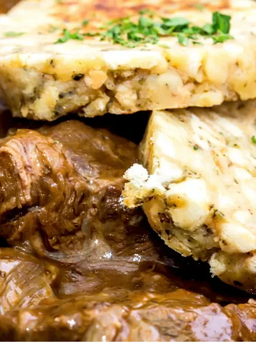 Rindsgulasch mit Serviettenknödel