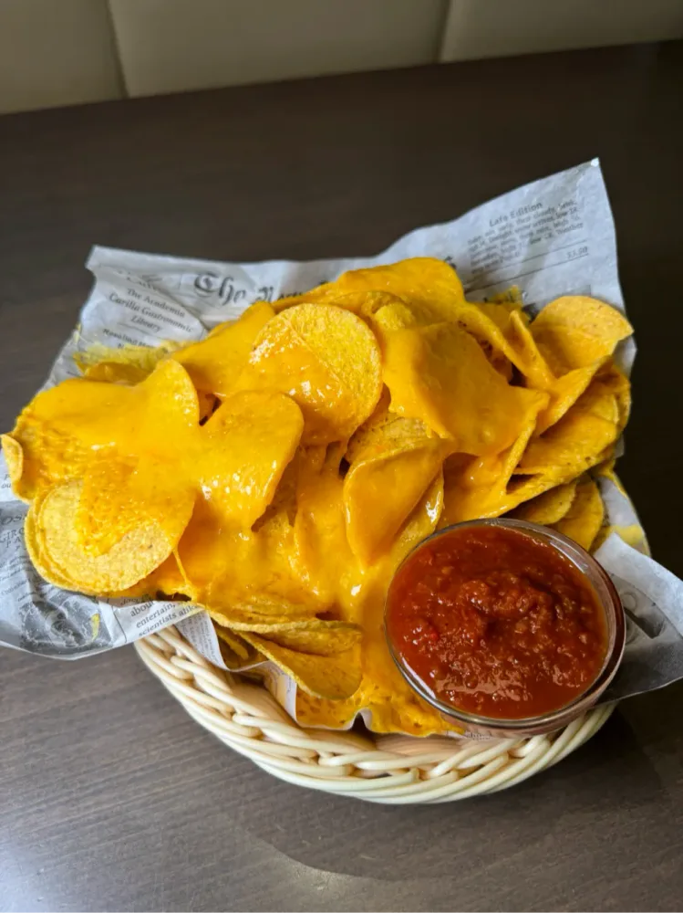 Nachos mit Cheddar überbacken