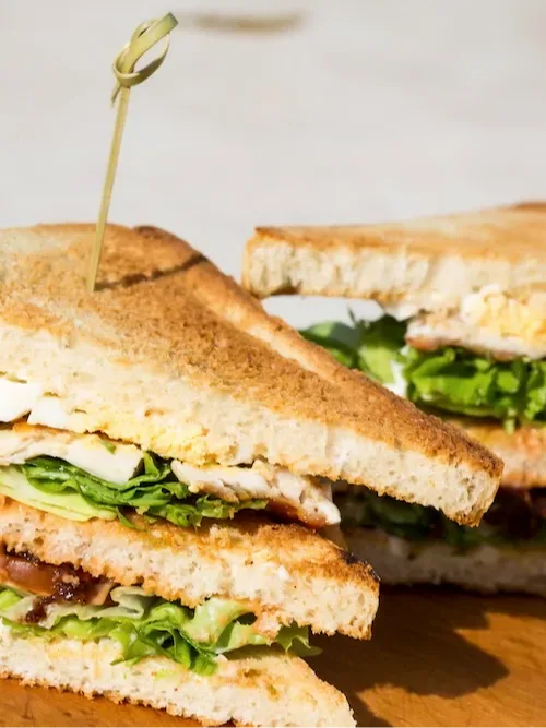 Club Sandwich mit Pommes