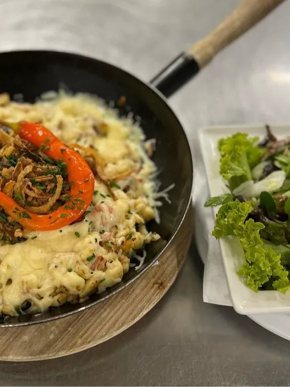 Überbackene Holzhacker Spätzle in der Pfanne