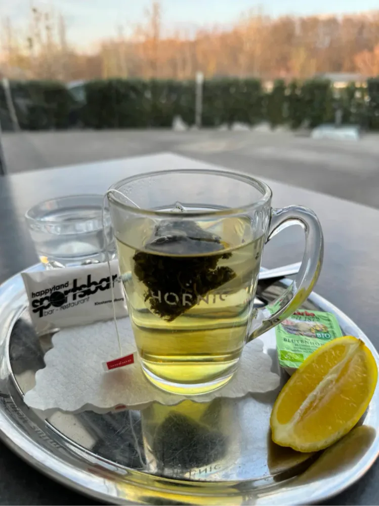 Tee (Bio) mit Honig und Zitrone serviert