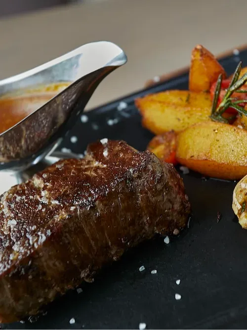Filet Steak auf Lavastein serviert