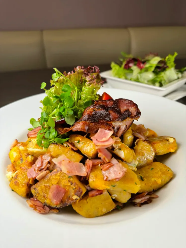 Geröstete Knödel mit Ei und Speck